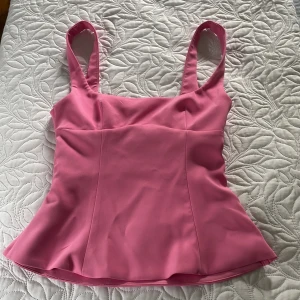 Rosa topp med rosett från Zara XS - Supersöt rosa topp med stor rosett i ryggen från Zara i storlek XS. Aldrig använd💗
