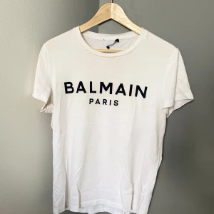 Vit Balmain Paris t-shirt - Säljer en äkta balmain t shirt för endast 1000 kr. Ordinarie pris 3900. Kvitto och prislapp finns. 