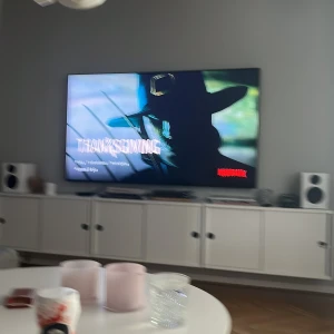 Bbb - Ingen bok syns på bilden, endast en TV-skärm med en film eller serie visas. Ingen information om någon bok kan extraheras.