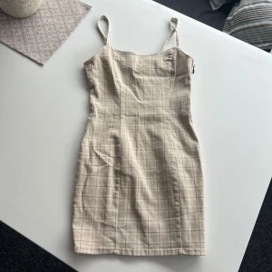 Beige klänning - Beige rutig klänning, ny med prislapp! Kolla gärna in mina andra annonser!