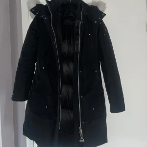 Moose knuckles jacka - Sunwapta parka, mellanlång jacka, använd några gånger, avgagbarpäls, köpt på johnells, storlek s, normal i storleken