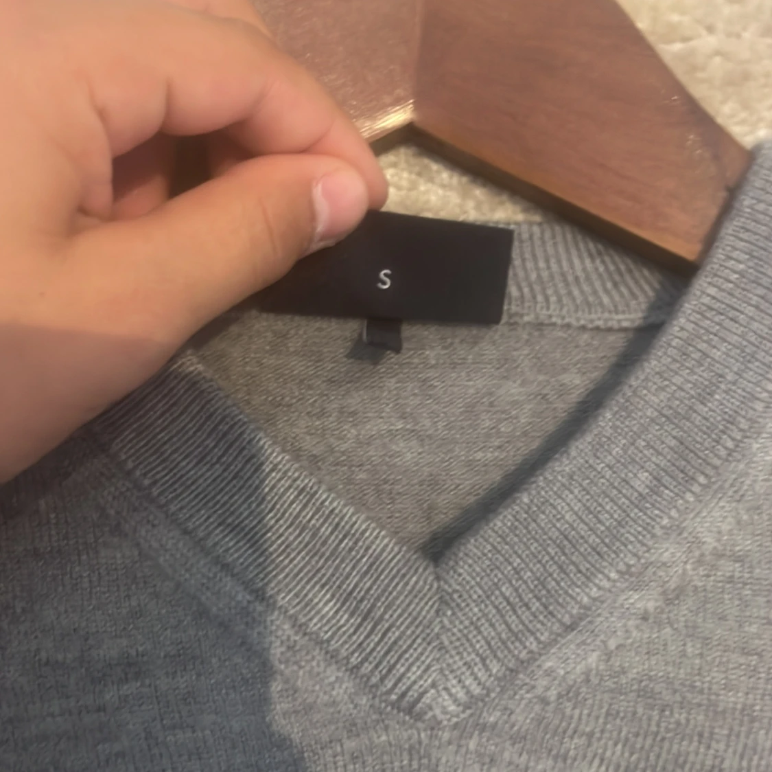 Grå v-ringad tröja från Armani Jeans - 2