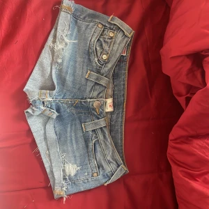 True Religion jeansshorts ljusblå - True relgion shorts som jag sytt om till lågmidjade midjan: 37 cm rise: 13 cm