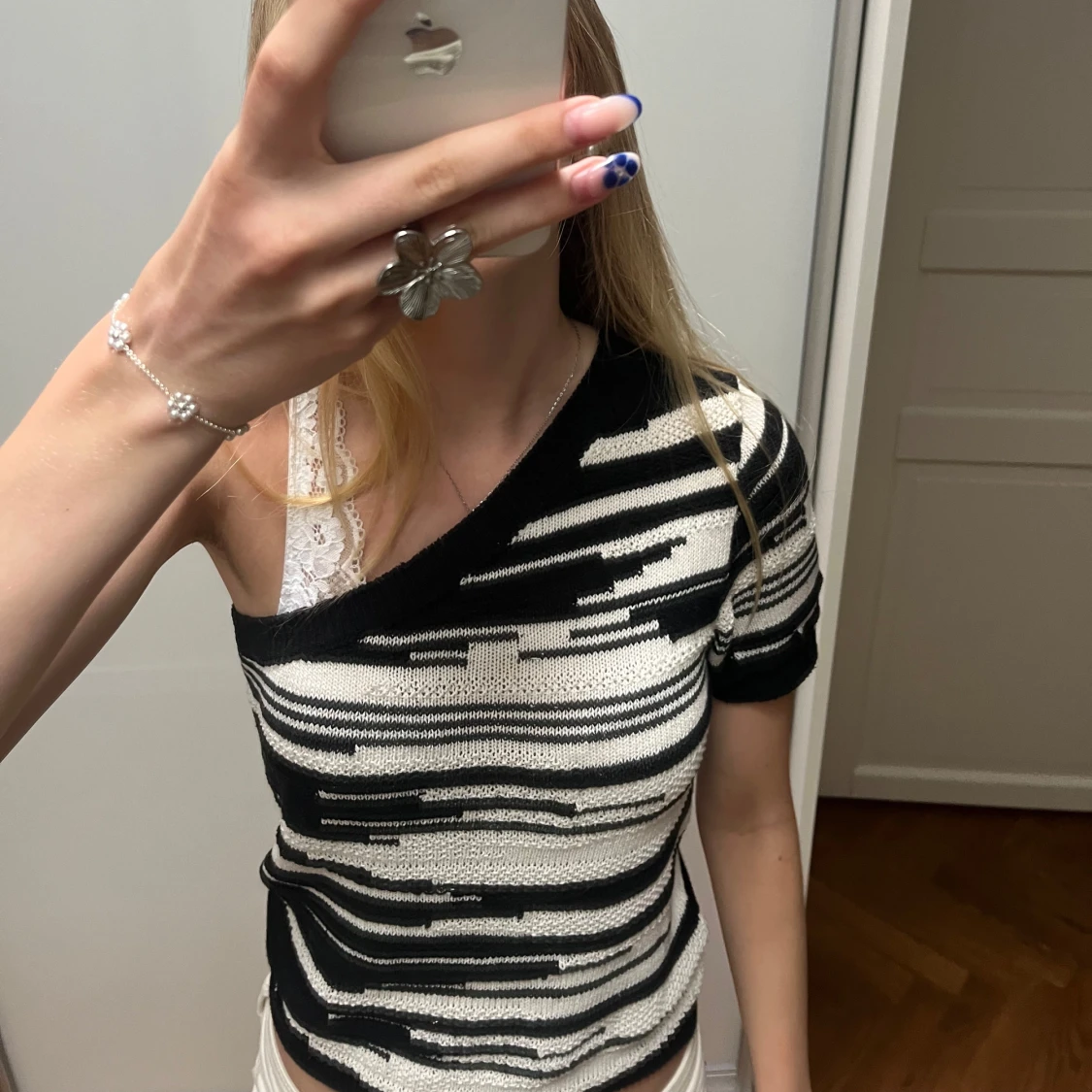 Svartvit oneshoulder stickad topp - 1