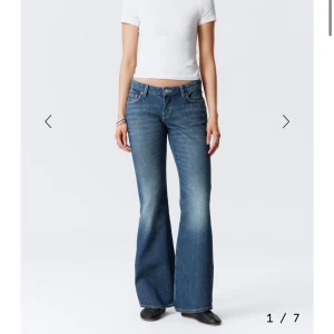 Weekday jeans  - Jätte snygga lågmidjade Weekday jeans. Köptes för ett tag sedan men säljer då de inte kommer till användning längre. Väldigt fint skick. Modell: Nova. Midjemåttet: 35 cm. Innerbens längd: 81 cm. Storlek 24/34