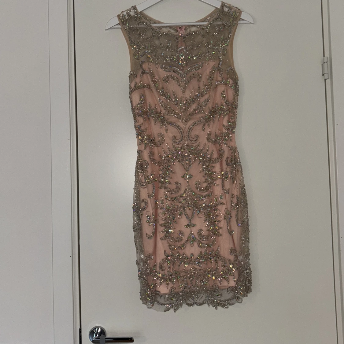 Glittrig aprikosfärgad kortklänning