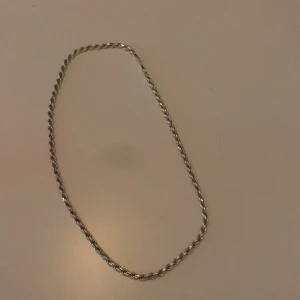 Cordell halsband  - Säljer ett 925 cordellhalsband från guldfynd väldigt snyggt o passar nu till sommaren