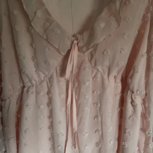 Soft pink blouse  - Nyskick använd endast en gång . Väldigt fin luftig och skön på. 