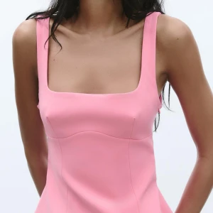 Topp Zara - Supersöt rosa topp med breda axelband, fyrkantig urringning och öppen rygg. Baksidan har en stor rosett som ger en extra gullig. Ny med prislapp, slutsåld.