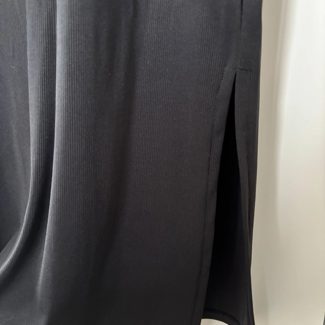 Svart långklänning med slits - 3