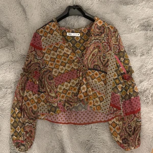 Zara blus  - Zara blus med massa färger i storlek s bra skick 