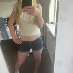 Mörkblå jeansshorts  - Snygga mörkblå jeansshorts från g-star med låg midja och klassisk femficksdesign. Shortsen har uppvikta benslut och detaljerade sömmar, perfekta för varma sommardagar. Stängs med knapp och dragkedja framtill. 💞💞
