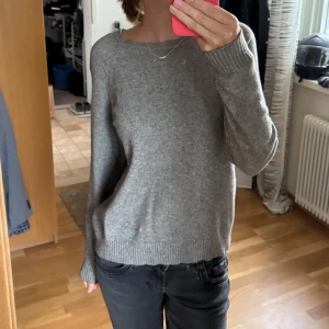 Grå stickad tröja - Skön lite tunnare stickad tröja! Säljer då den ej används längre 🥰