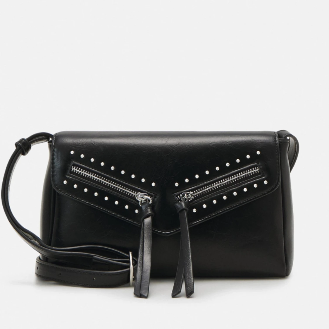 Svart axelväska med nitar och dragkedjor