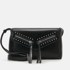 Svart axelväska med nitar och dragkedjor - Cool svart axelväska i skinnimitation med silverfärgade nitar och två dragkedjor framtill. Väskan har justerbar axelrem och dekorativa tofsar på dragkedjorna. Perfekt storlek för det viktigaste och ger en edgy vibe till din outfit. Nyskick!