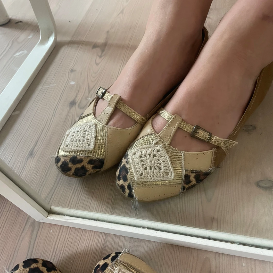 Beige ballerinaskor med leopard och virkad detalj