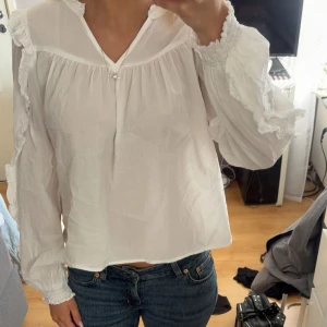 Vit blus från Gina  - Super somrig och fin blus från Gina. Aldrig använd. Den är från Gina Young och är storlek 162 men passar XS då den var stor i storleken för att finnas på barnavdelningen. Jag är 161cm lång och den passar mig perfekt, tveka inte att fråga något om du undrar! 💌