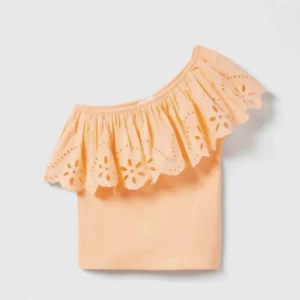 Persikofärgad/orange offshoulder topp med volang - Superfin sommartopp ifrån Zara! Säljs inte längre och aldrig använd. Storlek 14 år men sitter som xs! Lånade bilder. Kan endast skicka via PostNord 