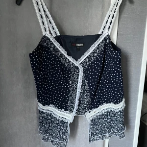 Prickig topp - Mörkblå topp med prickigt/blommigt mönster. Passar en S/M