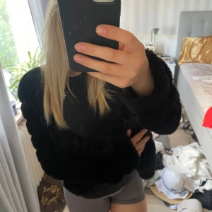 Svart pälsjacka från Gina Tricot - Säljer en svart pälsjacka från Gina Tricot med fluffig och mjuk känsla. Den är i storlek XS.