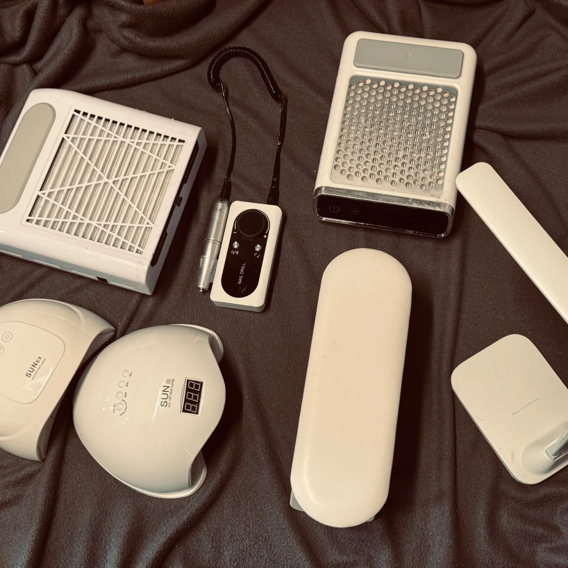 Nagelkit med UV-lampor och elfil