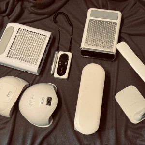 Nagelkit med UV-lampor och elfil - Nagelutrustning – perfekt för dig som vill börja med naglar utan att lägga ut för mycket pengar på utsug, elfil m.m. Allt fungerar som det ska, och laddare samt sladdar till allt ingår. Produkterna kan köpas separat, men det är ett bättre pris om du köper allt tillsammans!  För bättre beskrivning om skick och funktion skriv till mig 