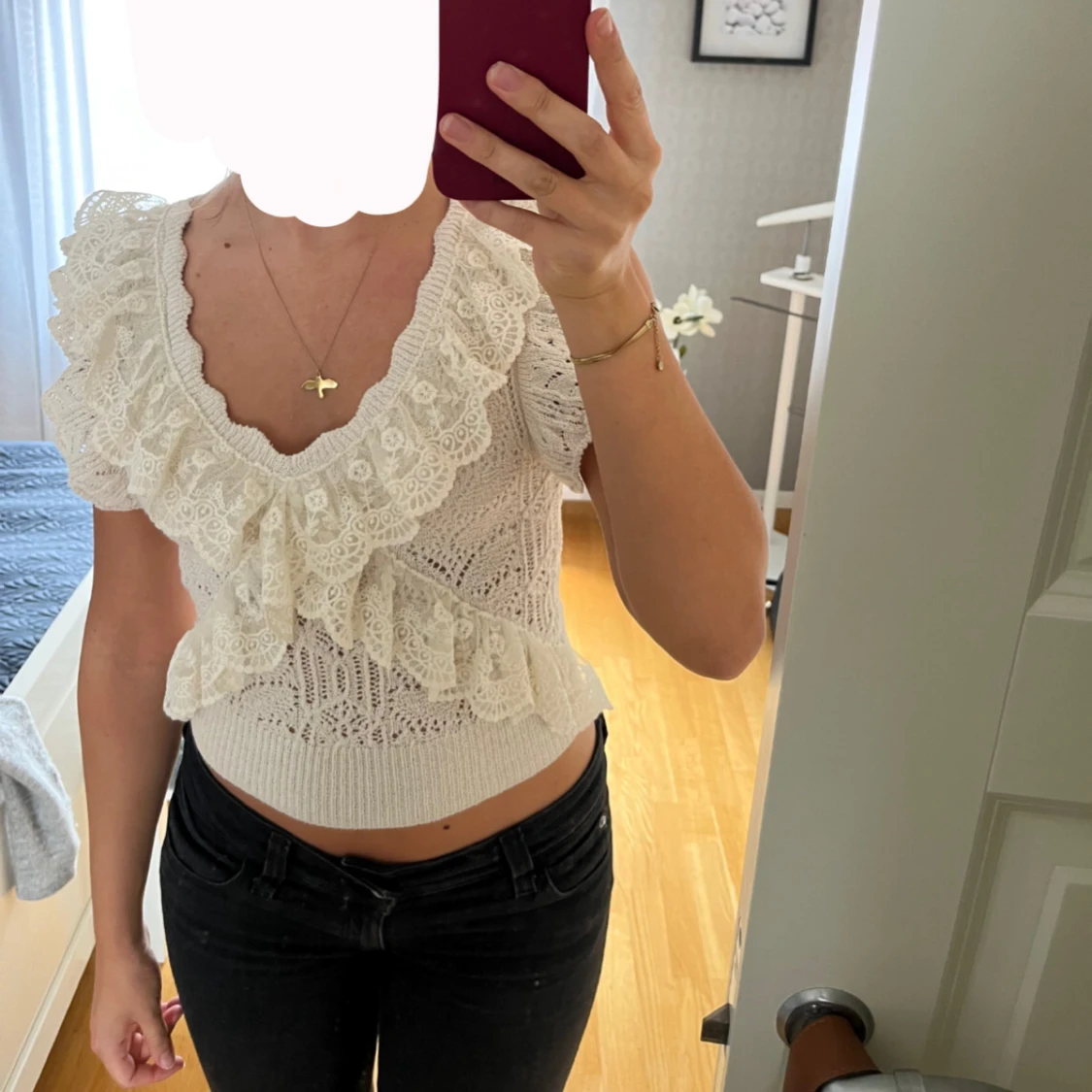 Benvit spetsblus från Zara med volang