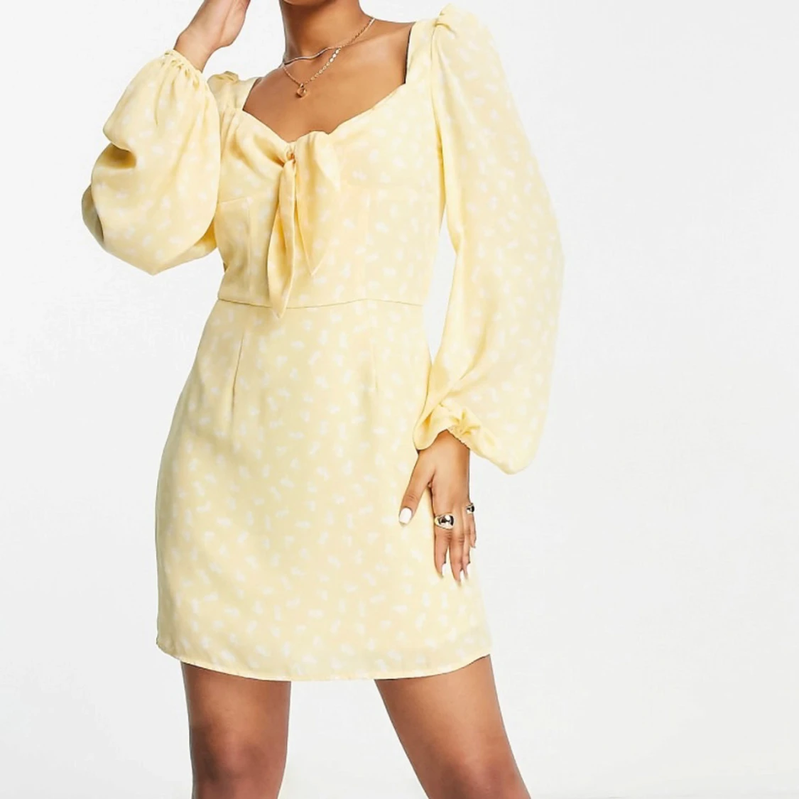 Gul blommig kortklänning 