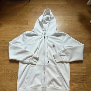 Monclear - Säljer min monclear tröja då den blivit för liten. Köpt på plick för 1200. Säljer den för 500. Passar dig om du är runt 170. 