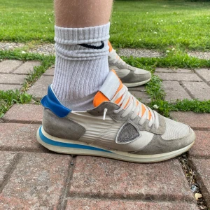 Philippe Model sneakers med blå och orange - Tja! Säljer nu ett par feta trainers ifrån Philippe model för ett bra pris! Skorna är storlek 44 men passar mig som är 45! Skriv till mig om du har några frågor om skorna!🙌🤝”OBS PRISET ÄR INTE HUGGET I STEN!”