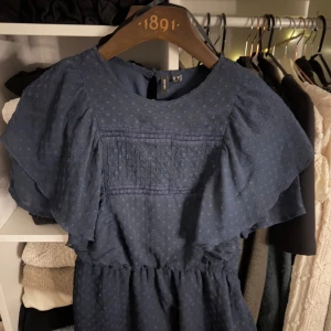 mörkblå blus - blå blus topp från Vero Moda med prickigt mönster och volangdetaljer. storlek XS 💘