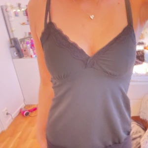 Svart topp - En jätte snygg svart topp med spets detaljer som synns i bilderna, den är helt oanvänd lappen är kvar,  Storlek står inte men skulle gissa på S.