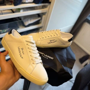 Saint Laurent vita sneakers  - Hej jag hade precis köpt dessa skor för ett tag sedan tyvärr så passar dem inte mig jag vill få bort de snabbt aldrig använt bara provat på de 2 gånger storlek 45 PRISET ÄR INTE HUGGET I STEN kan gå ner vid snabb affär. Dust bag är includerad men har tyvärr inte skolådan kvar:(