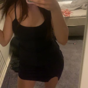 Mörkblå  tight kortklänning - mörkblå tight klänning den är lite längre än vad det ser ut som på bilden, pris går att diskuteras!! 