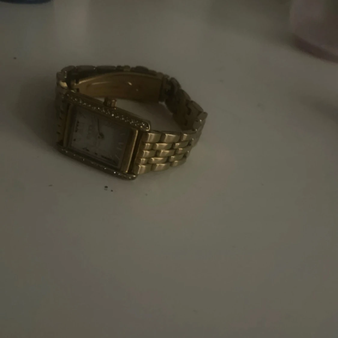 Guldig Regal klocka med stenar - 2