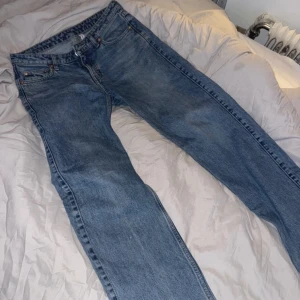 Blå jeans Arrow straight fit - Klassiska blå jeans från weekday i rak modell. Jeansen har fem fickor, låg midja och stängs med dragkedja och knapp. Tillverkade i slitstarkt denimtyg av bomull. Perfekta för en chill och avslappnad stil.