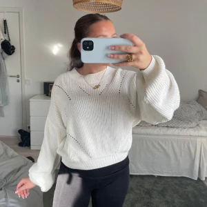 Vit tröja - Säljer en vit srickad tröja. Köpt längesen från hm, säljer pågrund av ingen användning💕💕💕