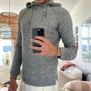 Stickad hoodie grå  - Över fet och perfekt till sommaren, väldigt bra skick inga defekter🙌 skriv vid fundering! 