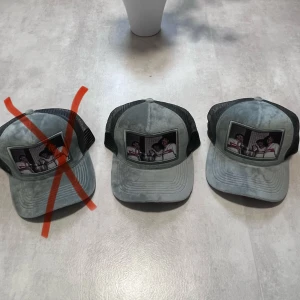 2 velvet kepsar  - 2 snygga kepsar! Velvetkepsar i bra skick ✅ 99 kr/styck 📦 Köp alla för endast 149kr! Perfekt deal för dig som gillar unik stil och snygga detaljer.  📩 Skicka DM vid minsta fundering!