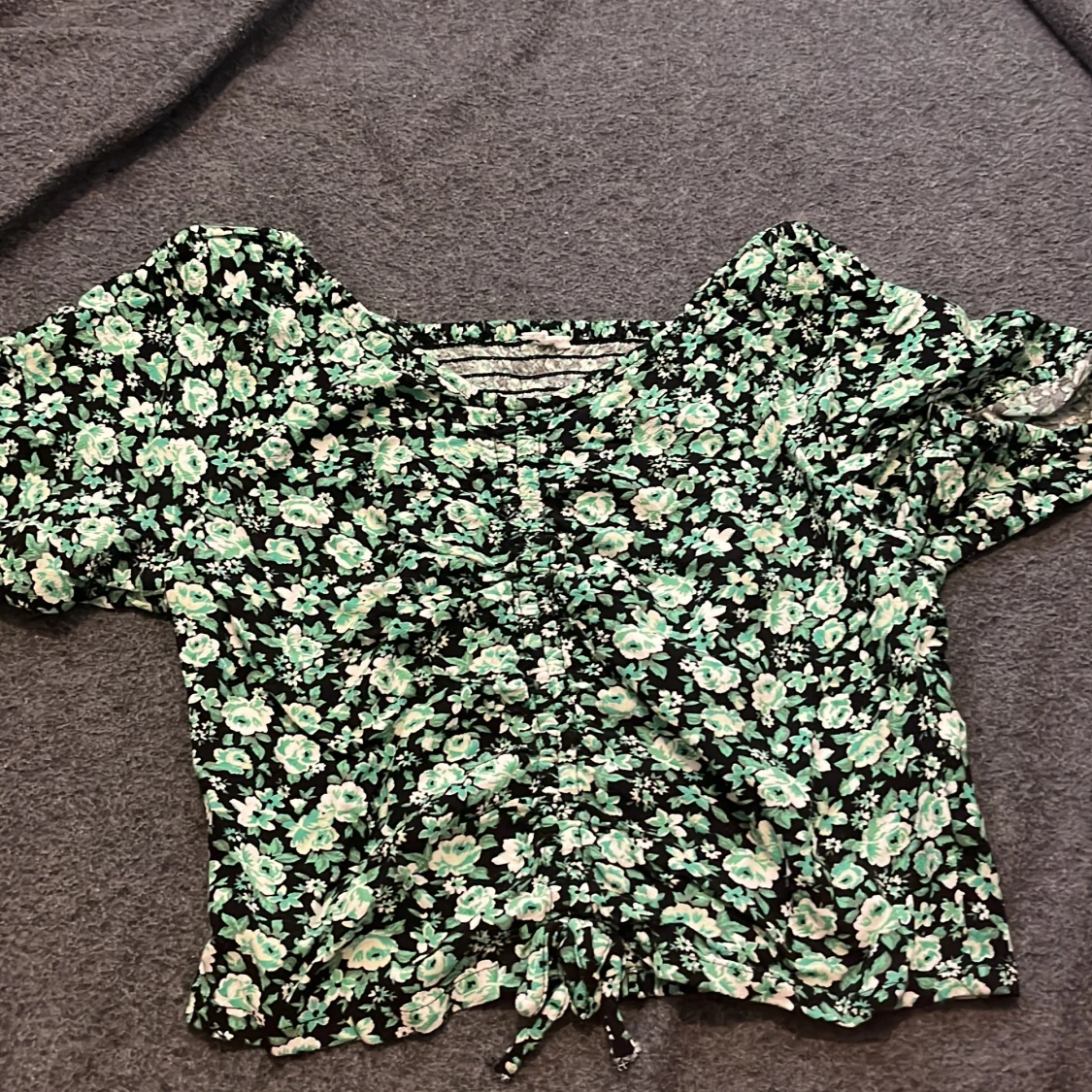 Blommig blus med snörning