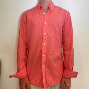 Röd Ralph Lauren Skjorta  - Röd Ralph lauren skjorta || Storlek M (Slim Fit) || Skjortan är i bra skick || Modellen på bilden är 170cm och väger 62kg || Tveka inte på att höra av dig vid frågor eller funderingar 