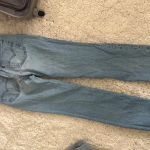 Levi's ljusblå jeans - Ljusblå jeans med högmidja och raka ben