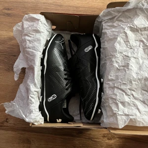 Svarta fotbollsskor puma - Säljer mina Puma fotbollskor jag köpte från stadium för 650kr för att de passar inte längre. Kondition-som nya, har använt endast en gång.