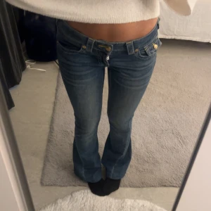 Mörkblå jeans från true-religion - Säljer ett par ”joey low-rise flare” jeans också från True Religion. De är lågmidjade& bootcut, de är även lite uppsydda längst ner (passar perfekt om man är runt 1,60). Har bara haft jeansen i några månader+de har inga slitningar säljer därför för 1000 (säljer pga att jag vill köpa ett par andra jeans)🤗