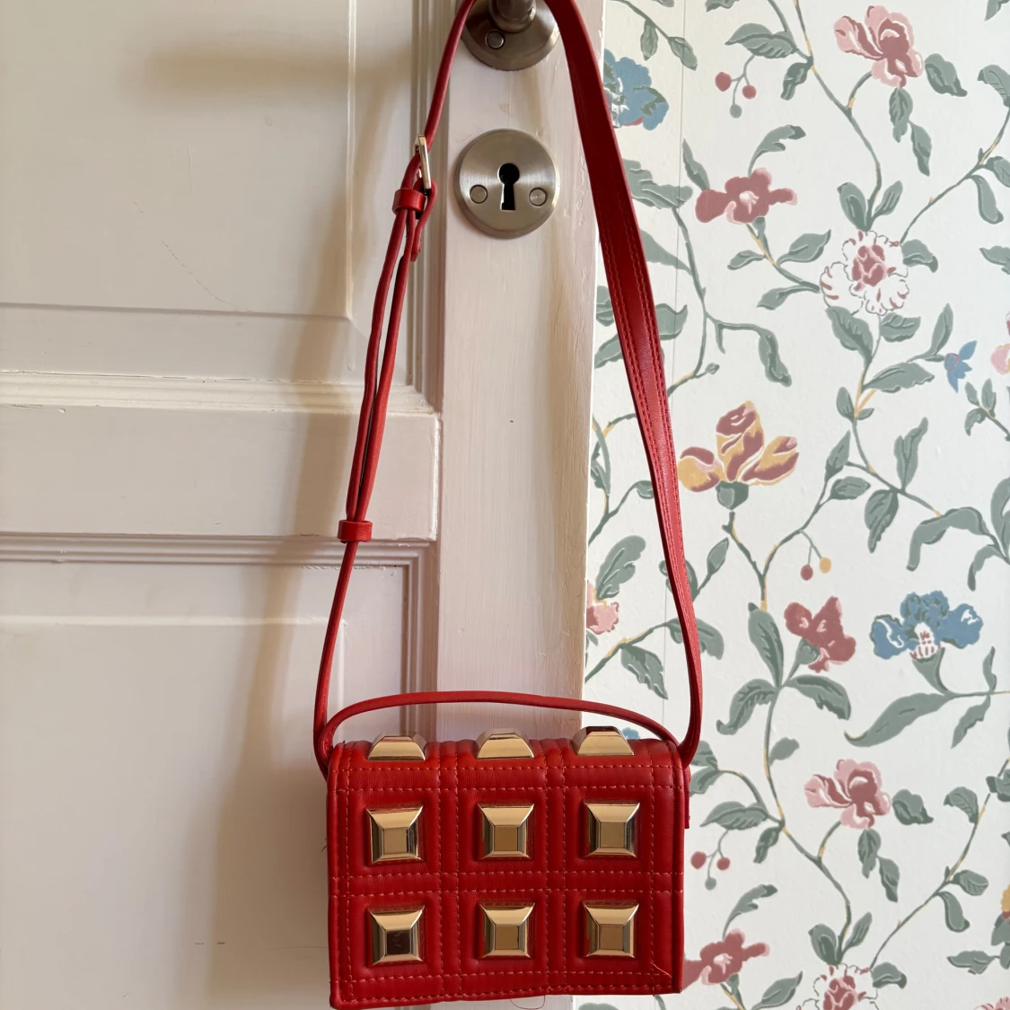 Röd/orange axelväska med guldiga nitar - 1