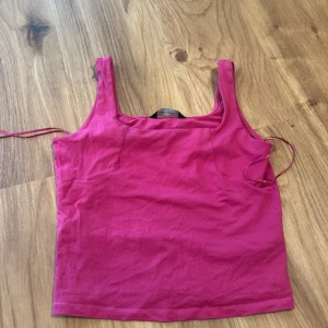 Rosa linnetopp från LCW Vision - Snygg rosa linnetopp från LCW Vision i storlek L. Toppen har breda axelband och en enkel, rak passform. 