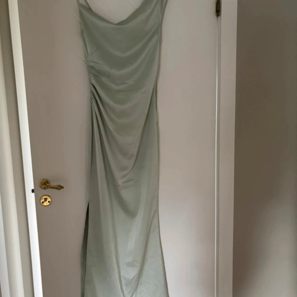 Ljusgrön långklänning med slits - 1