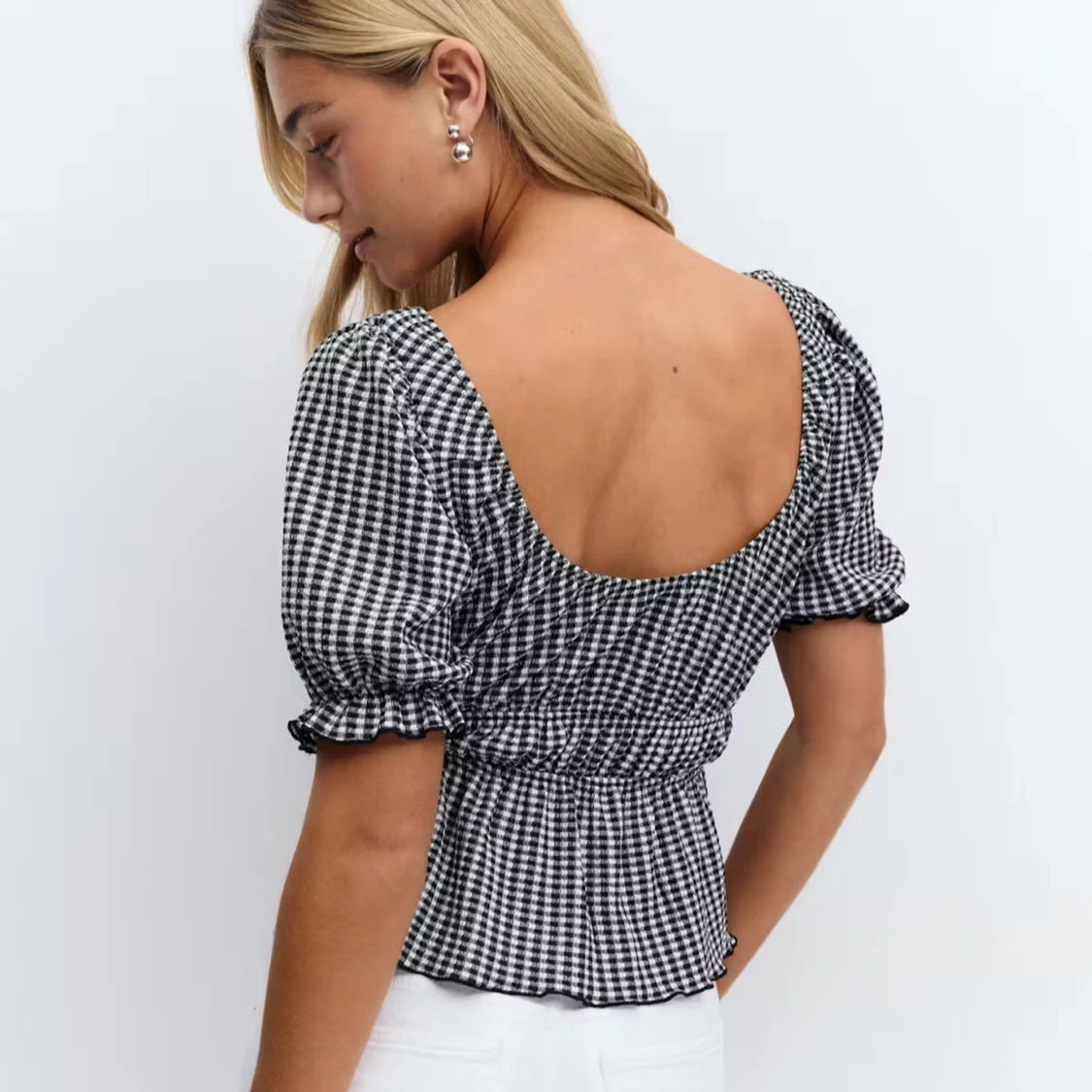 Svartvit rutig blus med puffärm - 1