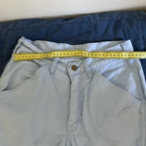 Lee jeans 80tal - Ett par riktigt feta lee jeans från 80talet i bra skick riktigt sköna och fett bra kvalitet 34cm midja och 72 i längd från grenen på jeansen, dom är reagular fit.