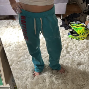 Hollister mjukisbyxor - Säljer ett par jättefina mjukisbyxor från hollister,  :( dem är storlek medium men passar mig som har xs-s😋 de har en fläck (se blid 2) men den går säkert bort när man tvättar dem :) om du har några frågor skriv om😝säljer för 290 + frakt🤍